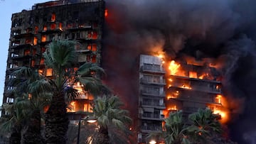 Un incendio de grandes dimensiones arrasa un edificio de 14 plantas generando una gran columna  de fuego y una densa humareda dificultano a los bomberos las labores de extición.