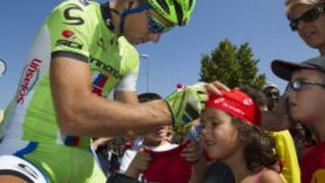 Peter Sagan firmando aut&oacute;grafos.