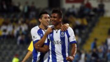 Casemiro celebra un gol con Hector Herrera 