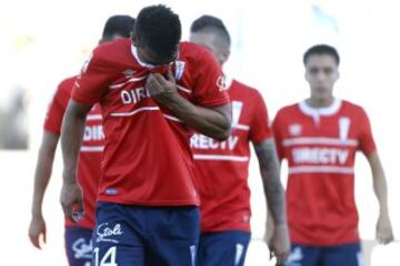 El jugador de Universidad Católica, David Llanos, centro, se lamenta tras la derrota contra O'Higgins.