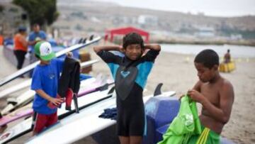 Varios niños asisten a clases de surf en una playa cerca de Alto Perú chabolas de Lima. Desde 2008, la ONG Alto Perú busca ofrecer a los niños de un barrio pobre de pescadores conocido como Alto Perú, la oportunidad de aprender y practicar deportes altern