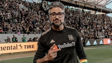 Uno de los socios de la escuadra de Los Angeles no aguantó la rabia tras la eliminación con Seattle Sounders y arremetió en redes sociales contra el colegial.
