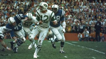 New York Jets 16-7 Baltimore Colts.
Una de las más grandes decepciones en el Super Bowl que finalizó con el nacimiento de una leyenda, Broadway Joe. Los Colts de Johnny Unitas eran amplios favoritos por 18 puntos. Antes del encuentro Namath garantizó el triunfo de sus Jets, que para sorpresa de todos los expectadores se llevaron 16-7 en Miami. Namath, fue el MVP de aquel encuentro, luego de pasar para 206 yardas, en un Super Bowl donde las únicos dos touchdowns llegaron por la vía terrestre.