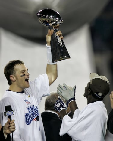 06/02/05. New England Patriots gana 24-21 a Philadelphia Eagles. Tomb Brady consigue su tercer trofeo Vince Lombardi.