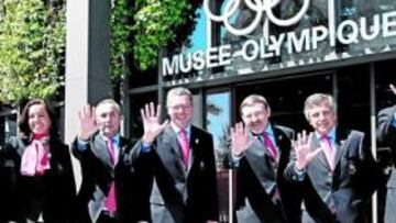 <b>OPTIMISMO. </b>La delegación española, encabezada por Ruiz-Gallardón, ante el Museo Olímpico.