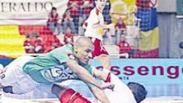 <b>EN PLANCHA. </b>Lukaian se lanza para rematar un balón con un rival en el suelo.