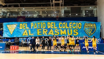 La Demencia despliega una pancarta antes del duelo de ida de los octavos de la Eurocup entre el Estudiantes y el Asvel.