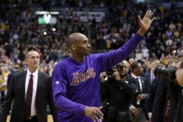 Otro adiós emocionante: último partido de Kobe en Milwaukee y cánticos de "gracias, Kobe" en las gradas.