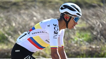 Ineos confirma la fractura de clavícula de Egan Bernal.