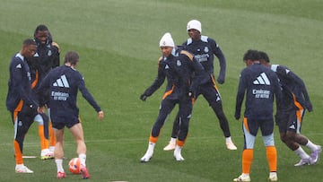 Los jugadores del Real Madrid se entrenan bajo la lluvia en Valdebebas