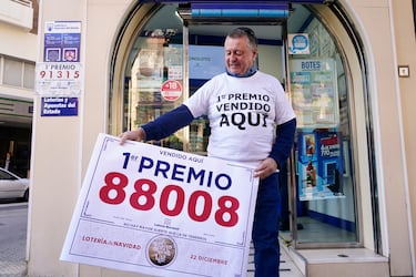 Un agraciado celebra en la administración de Sota de Oros.