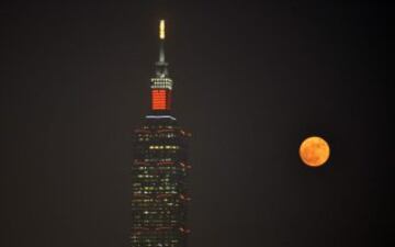 La superluna detrás de un rascacielos de Taipéi.