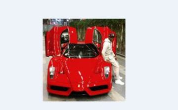 Floyd Mayweather present&oacute; su &uacute;ltima joyita: un Ferrari.