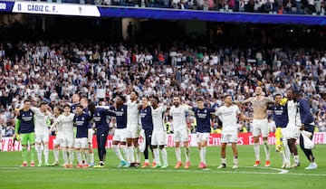 La última Liga que ha ganado el Real Madrid es una Liga similar a las de antes. Un equipo que ha dominado el campeonato desde la primera jornada hasta prácticamente el final del Campoenato. Ganando 27 encuentros, perdiendo sólo uno a falta de cuatro jornadas para el final del mismo, encajando apenas 22 goles, dejando su portería a cero en 18 partidos, anotando 74 (una media de más de dos goles marcados por encuentro), sólo se ha quedado una vez sin ver puerta (ante el Rayo, 0-0 en el estadio Santiago Bernabéu)… y eso que antes de empezar se quedó sin su delantero titular (Benzema decidió emprender una aventura exótica en Arabia Saudí), sin su portero (Courtois cayó lesionado a escasos días de comenzar la temporada: sufrió la rotura del ligamento cruzado anterior de la rodilla izquierda y en marzo, cuando todo apuntaba a su reintegro con el resto de compañeros de la plantilla blanca se rompió el menisco, que le ha tenido seis semanas más apartado de la competición) y de uno de sus mejores zagueros (Éder Militao, que al igual a Courtois, se rompió el ligamento cruzado de su rodilla a los 50 minutos del primer partido de Liga en San Mamés… Todo un dispendio que indicaba una penosa campaña para los blancos. Y sin embargo, ha ocurrido todo lo contrario: el Real Madrid se ha convertido en una especie de Rafa Nadal que compite contra su historia y contra sí mismo. Buscando lo imposible y convirtiéndolo en fácil y accesible. En una campaña en la que ha tenido a varios jugadores que se han echado el equipo a la espalda: empezó Bellingham. Un novato inglés que ha resultado ser un pura sangre llegador, marcando las diferencias entre los blancos y el resto de equipos y eso pese a estar jugando lesionado con una lesión en su hombro, producto de un caída en una entrada de un jugador del Rayo. A continuación fue Rodrygo quien empezó a ver puerta justo antes de las Navidades. Luego fue el turno de Vinicius…  el brasileño no ha parado desde comienzos de año: goles, juego, asistencias y una superioridad manifiesta sobre el resto de equipos de la competición. Y con secundarios que partían como suplentes y se han consagrado como Lunin, Rüdiger, Nacho, Joselu y Brahim. El trabajo sucio pero eficazmente ejecutado por jugadores como Camavinga, Valverde, Tchouameni y Mendy, y todo ello liderado por Carlo Ancelotti y su staff. Guerreros indómitos para una Liga como las de antes…
