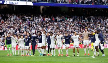 La última Liga que ha ganado el Real Madrid es una Liga similar a las de antes. Un equipo que ha dominado el campeonato desde la primera jornada hasta prácticamente el final del Campoenato. Ganando 27 encuentros, perdiendo sólo uno a falta de cuatro jornadas para el final del mismo, encajando apenas 22 goles, dejando su portería a cero en 18 partidos, anotando 74 (una media de más de dos goles marcados por encuentro), sólo se ha quedado una vez sin ver puerta (ante el Rayo, 0-0 en el estadio Santiago Bernabéu)… y eso que antes de empezar se quedó sin su delantero titular (Benzema decidió emprender una aventura exótica en Arabia Saudí), sin su portero (Courtois cayó lesionado a escasos días de comenzar la temporada: sufrió la rotura del ligamento cruzado anterior de la rodilla izquierda y en marzo, cuando todo apuntaba a su reintegro con el resto de compañeros de la plantilla blanca se rompió el menisco, que le ha tenido seis semanas más apartado de la competición) y de uno de sus mejores zagueros (Éder Militao, que al igual a Courtois, se rompió el ligamento cruzado de su rodilla a los 50 minutos del primer partido de Liga en San Mamés… Todo un dispendio que indicaba una penosa campaña para los blancos. Y sin embargo, ha ocurrido todo lo contrario: el Real Madrid se ha convertido en una especie de Rafa Nadal que compite contra su historia y contra sí mismo. Buscando lo imposible y convirtiéndolo en fácil y accesible. En una campaña en la que ha tenido a varios jugadores que se han echado el equipo a la espalda: empezó Bellingham. Un novato inglés que ha resultado ser un pura sangre llegador, marcando las diferencias entre los blancos y el resto de equipos y eso pese a estar jugando lesionado con una lesión en su hombro, producto de un caída en una entrada de un jugador del Rayo. A continuación fue Rodrygo quien empezó a ver puerta justo antes de las Navidades. Luego fue el turno de Vinicius…  el brasileño no ha parado desde comienzos de año: goles, juego, asistencias y una superioridad manifiesta sobre el resto de equipos de la competición. Y con secundarios que partían como suplentes y se han consagrado como Lunin, Rüdiger, Nacho, Joselu y Brahim. El trabajo sucio pero eficazmente ejecutado por jugadores como Camavinga, Valverde, Tchouameni y Mendy, y todo ello liderado por Carlo Ancelotti y su staff. Guerreros indómitos para una Liga como las de antes…
