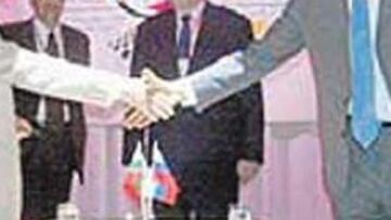 <b>APRETÓN DE MANOS. </b>Al final hubo sexta partida.