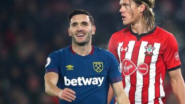Lucas Pérez (izquierda), ante el Southampton.