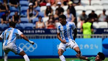 Iraq's midfielder #10 Youssef Amyn fights for the ball with Argentina's midfielder #05 Ezequiel Fernandez and Argentina's forward #17 Giuliano Simeone in the men's group B football match between Argentina and Iraq during the Paris 2024 Olympic Games at the Lyon Stadium in Lyon on July 27, 2024. (Photo by Olivier CHASSIGNOLE / AFP)