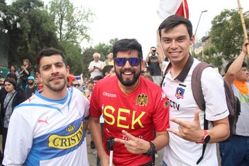 Hinchas de distintos clubes llegaron hasta Plaza Italia para ser parte de la manifestación más masiva. Hasta los archirrivales se tomaron fotografías juntos.