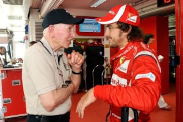 John Surtees , unico campeon del mundo de Fórmula 1 y motociclismo, con Fernando Alonso en Maranello. (2010)