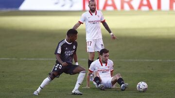 Rodrygo y Munir con el balón sin dueño en una jugada del Sevilla-Real Madrid de LaLiga Santander.