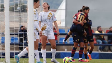 Alba Redondo y Mayra Ramírez celebran un gol al Levante Las Planas en la jornada 19 de la Finetwork Liga F.