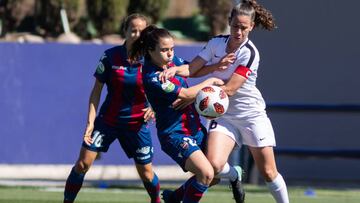 Alexandra, jugadora del Madrid CFF, pelea por un balón con una jugadora del Levante.