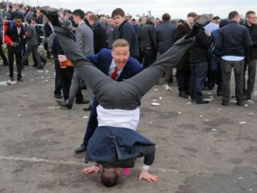 Dos aficionados, en el Grand National.