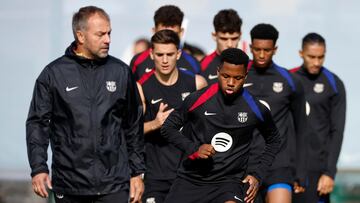 BARCELONA, 19/10/2024.- El delantero del FC Barcelona Ansu Fati (c) realiza un ejercicio delante del entrenador, el alemán Hansi Flick (i), durante el entrenamiento del equipo en la Ciudad Deportiva Joan Gamper en Sant Joan Despí (Barcelona) este sábado. EFE/ Alberto Estévez