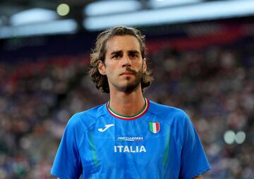 El personaje de la foto, con media cara afeitada y la otra mitad cubierta de una poblada barba, es el atleta Gianmarco Tamberi. El italiano protagonizó esta curiosa imagen en la final de salto de altura de los Europeos de Roma. Tamberi luce este look facial desde 2011 porque afirma que llevar solo la mitad de barba le da “buena suerte”.  