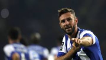 Layún celebra un gol