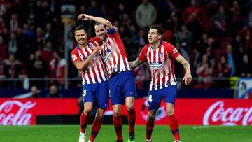 GRAF4380. MADRID, 02/04/2019.- El defensa uruguayo del Atl&eacute;tico de Madrid Diego God&iacute;n (c), celebra su gol anotado ante el Girona durante el partido de la trig&eacute;sima jornada de Liga que disputan en el estadio Wanda Metropolitano en Madr