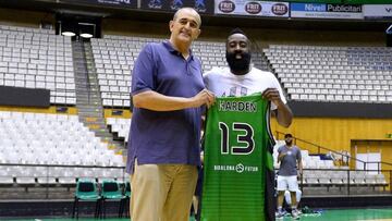 Juanan Morales y James Harden.