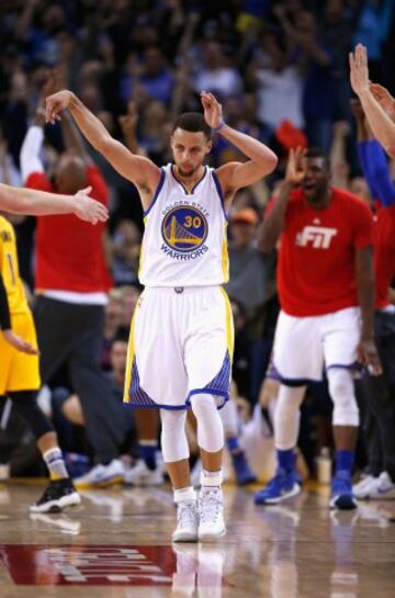 Stephen Curry celebra un triple.