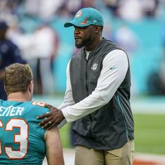 Brian Flores asegura que no retirará demanda contra la NFL aunque sea contratado