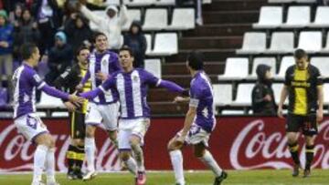 El delantero del Real Valladolid, Javi Guerra, celebra con sus compa&ntilde;eros el primer gol ante el Real Zaragoza.