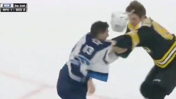 Se pelea en su debut en hockey y sus padres lo ovacionan