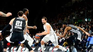 Sergio Llull juega el bloqueo con Bruno Fernando en Bolonia ante la Virtus.