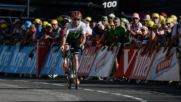 Mark Cavendish llega a la meta de Alpe d'Huez en el Tour de Francia 2018.