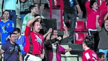 <b>CELEBRACIÓN. </b>Rubén Navarro saltó así de alegre para celebrar el gol de penalti que le dio el triunfo al Nàstic ante su afición.