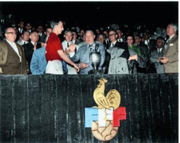 10/07/1960 Final de la Eurocopa de Francia entre la URSS y Yugoslavia.
Igor Netto capitán de la URSS recoge el trofeo de campeón de manos de Schwartz