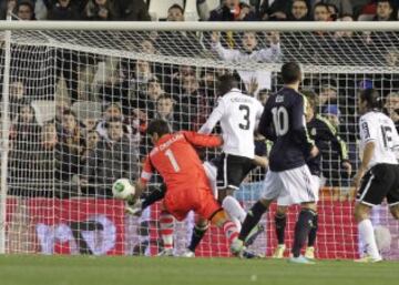 Tras recuperar la titularidad, el 23 de enero de 2013 en el partido de vuelta de los cuartos de final de Copa del Rey ante al Valencia, su compañero Álvaro Arbeloa le dió una patada involuntaria en su mano izquierda que le produjo una fractura. Este percance supuso que causara baja durante dos meses y medio. Cuando se le da el alta médica a principios de abril no logró recuperar el puesto de titular en ninguna de las tres competiciones debido, entre otras razones, al gran nivel mostrado por Diego López.