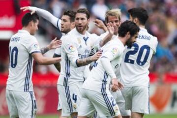 Los jugadores celebran el 1-1 de Isco. 