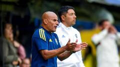 BUENOS AIRES, ARGENTINA - APRIL 02: Jorge Martinez coach of Boca Juniors gives instructions to his team players during a match between Boca Juniors and River Plate as part of the Argentina Women's First Division League 2023 at Estadio Alberto J. Armando on April 02, 2023 in Buenos Aires, Argentina. (Photo by Marcelo Endelli/Getty Images)