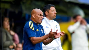 BUENOS AIRES, ARGENTINA - APRIL 02: Jorge Martinez coach of Boca Juniors gives instructions to his team players during a match between Boca Juniors and River Plate as part of the Argentina Women's First Division League 2023 at Estadio Alberto J. Armando on April 02, 2023 in Buenos Aires, Argentina. (Photo by Marcelo Endelli/Getty Images)