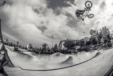 Un alcalde español de 74 años prueba el BMX... ¡y se cayó!