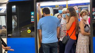 Imagen de un vag&oacute;n repleto de gente en el Metro de Madrid.