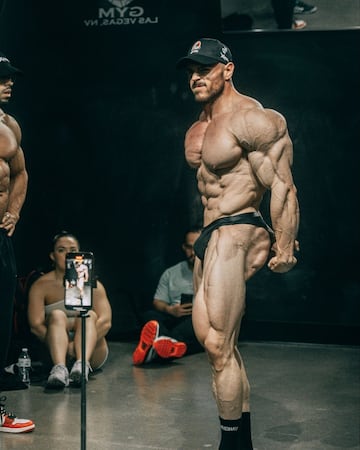 El joven culturista español nacido en Yecla, ciudad española perteneciente a la Región de Murcia, ha hecho historia en el mundo del culturismo tras acabar en el sexto puesto de la categoría Classic Physique en el Mr. Olympia 2024. Todo ello en su año de debut por lo que cobra aún más mérito.