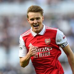 Arsenal conquista St. James’ Park y se aferra a la pelea por la Premier League