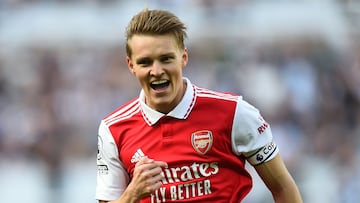 Martin Ødegaard, jugador del Arsenal, celebra su gol ante el Newcastle.